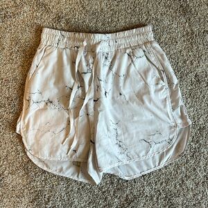 Buffbunny white marble flo short